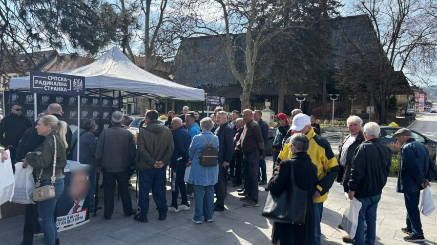 Лидер српских радикала делио књиге у Бајиној Башти