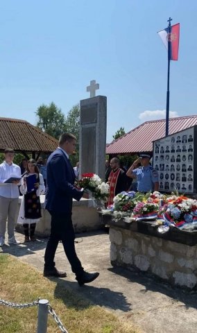 Српски радикали на спомен-костурници у Залазју