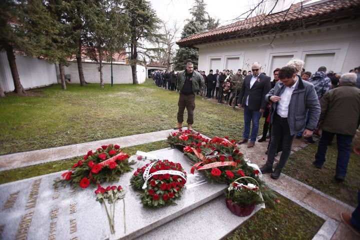 Srpski radikali tradicionalno položili cveće na grob Slobodana Miloševića