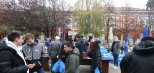 Radikali delili knjige Vojislava Šešelja u Vršcu