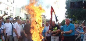 Šešelj spalio hrvatsku zastavu!