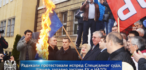 Radikali protestovali ispred Specijalnog suda, Šešelj zapalio zastave EU i NATO!
