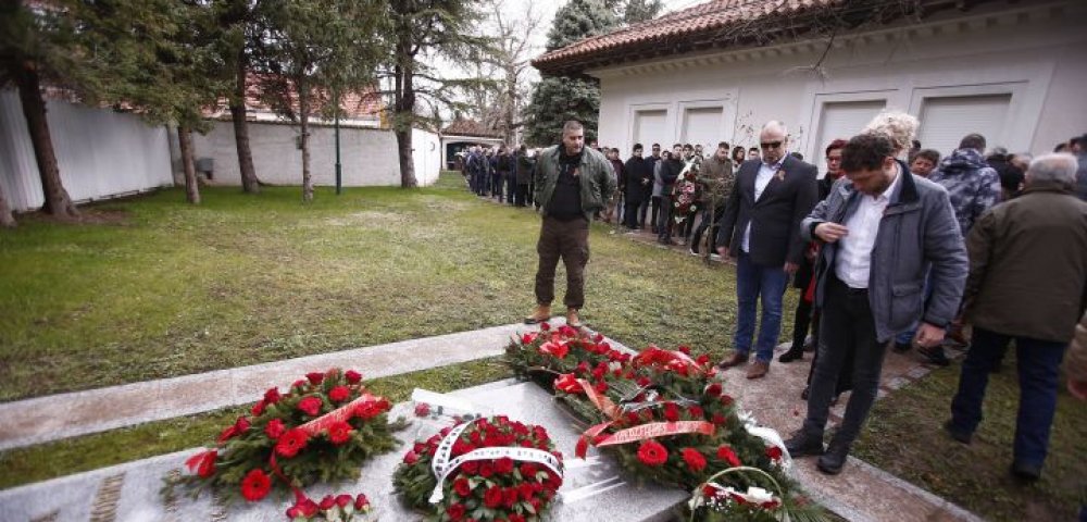 Srpski radikali tradicionalno položili cveće na grob Slobodana Miloševića