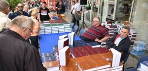 Srpski radikali podelili preko 2.500 knjiga u Novom Sadu Novosađani sa oduševljenjem dočekali Vojislava Šešelja