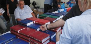 Šešelj delio knjige u Negotinu