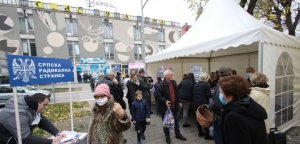 Prof. dr Vojislav Šešelj daruje knjige svom narodu u Rumi