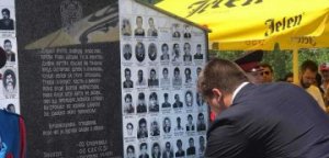 Srpski radikali na parastosu srpskim žrtvama u srebreničkom selu Zalazje