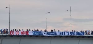 Радикали на мосту у Новом Саду развили транспарент „EU GO HOME, SERBIA – RUSSIA THAT IS OUR UNION!”