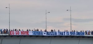 Радикали на мосту у Новом Саду развили транспарент „EU GO HOME, SERBIA – RUSSIA THAT IS OUR UNION!”