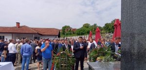 Srpski radikali se poklonili srpskim žrtvama u Bratuncu