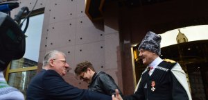 Šešelj posetio snimanje tv serije „Senke nad Balkanom“!