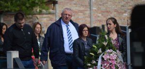 Delegacija Srpske radikalne stranke predvođena predsednikom dr Šešeljem položila vence na grob Milice Rakić