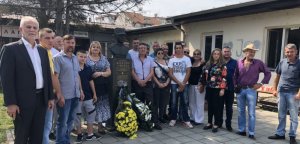 Srpski radikali položili venac  na spomenik potpukovniku Veselinu Misiti u Loznici