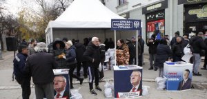 Radikali delili knjige Vojislava Šešelja u Požarevcu