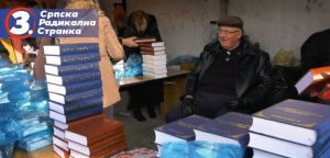Др Војислав Шешељ делио своје књиге у Батајници