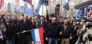 Šešelj psovao hrvatsku delegaciju i izgazio hrvatsku zastavu