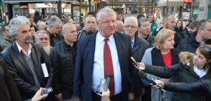 Vojislav Šešelj delio svoje knjige u centru Beograda