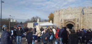 Radikali delili knjige Vojislava Šešelja u Nišu