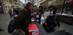 Radikali delili Šešeljeve knjige u centru Zrenjanina