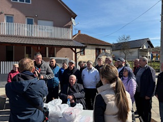 Др Шешељ делио књиге у Мајданпеку и Кладову