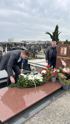 Александар Шешељ положио венац на гроб Милице Ракић